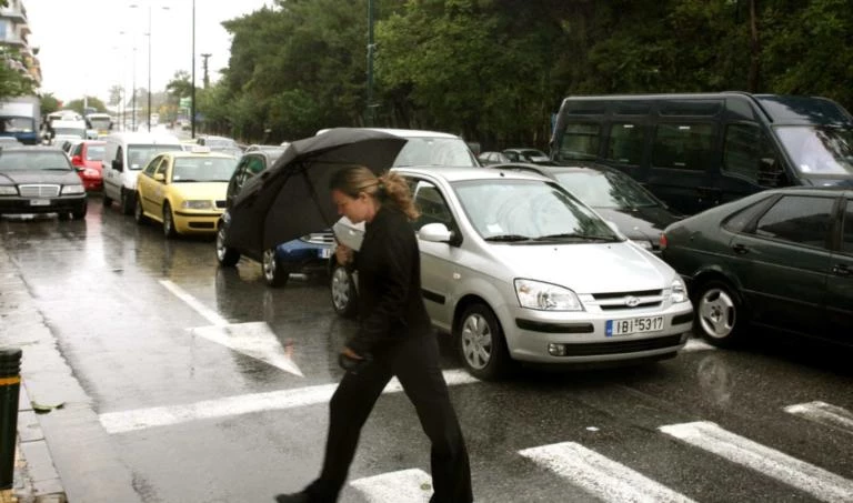 Καιρός: Χαλάει με βροχές, καταιγίδες και βουτιά της θερμοκρασίας την Τρίτη